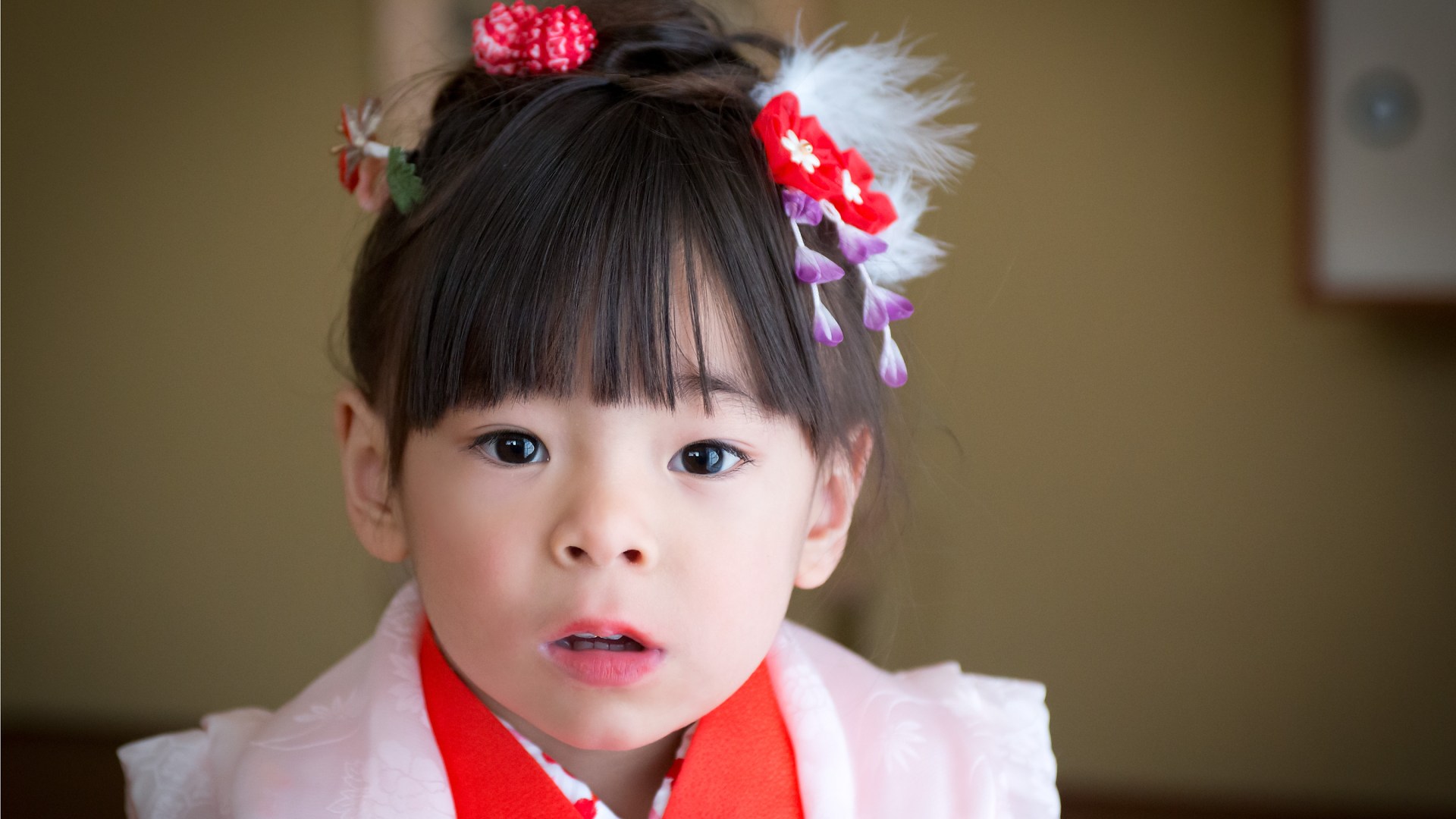 The stare, Shichi Go San Photography in Los Angele, 3 years old girl in red kimono, Japanese children's growth celebration, 753, Kodomo no Ie San Gabriel Pasadena, Kimono no Kobeya,