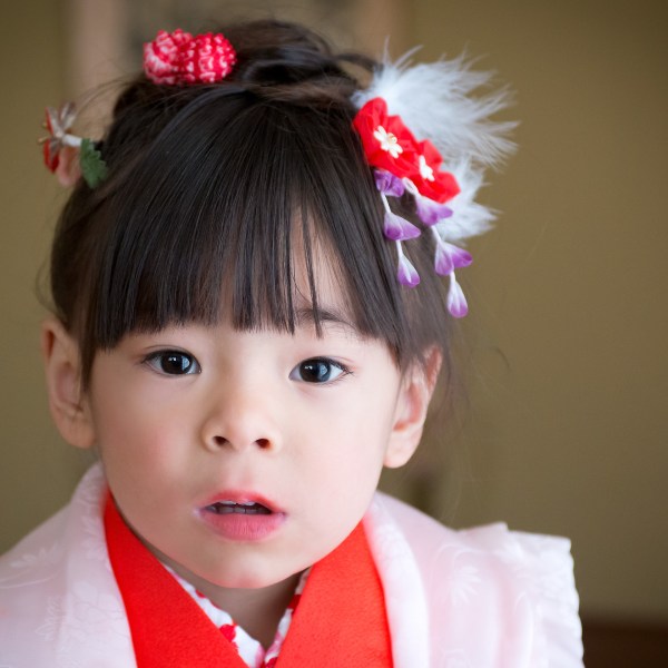 The stare, Shichi Go San Photography in Los Angele, 3 years old girl in red kimono, Japanese children's growth celebration, 753, Kodomo no Ie San Gabriel Pasadena, Kimono no Kobeya,