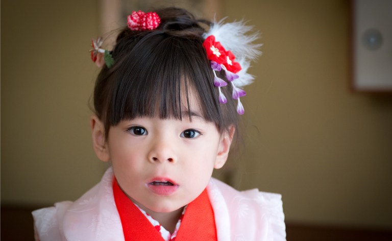 The stare, Shichi Go San Photography in Los Angele, 3 years old girl in red kimono, Japanese children's growth celebration, 753, Kodomo no Ie San Gabriel Pasadena, Kimono no Kobeya,