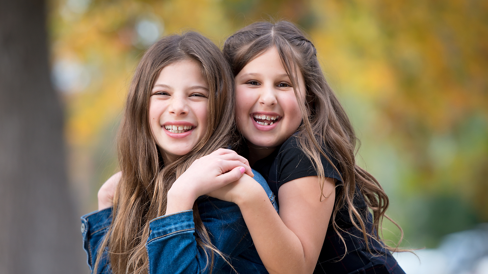 Modern Children Photographer in Los Angeles, Family portraits for holiday, on location photography, Akiko Whalen Photography, Pre teenage girls portraits, child headshots, autumn colors, sisters