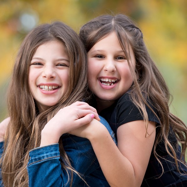 Modern Children Photographer in Los Angeles, Family portraits for holiday, on location photography, Akiko Whalen Photography, Pre teenage girls portraits, child headshots, autumn colors, sisters